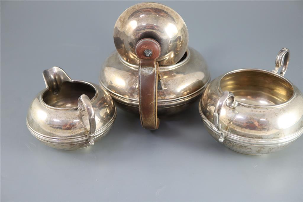 A George V silver three piece tea set by Heming & Co,